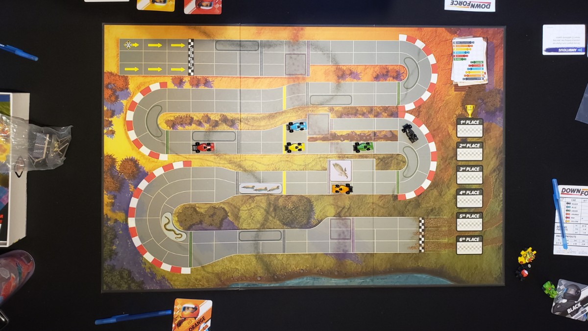 Iello Downforce: Wild Ride Expansion – Nuove Piste Aloha Sands E Savannah Stretch Per Gioco Da Tavolo Corse, 2-6 Giocatori, 8+