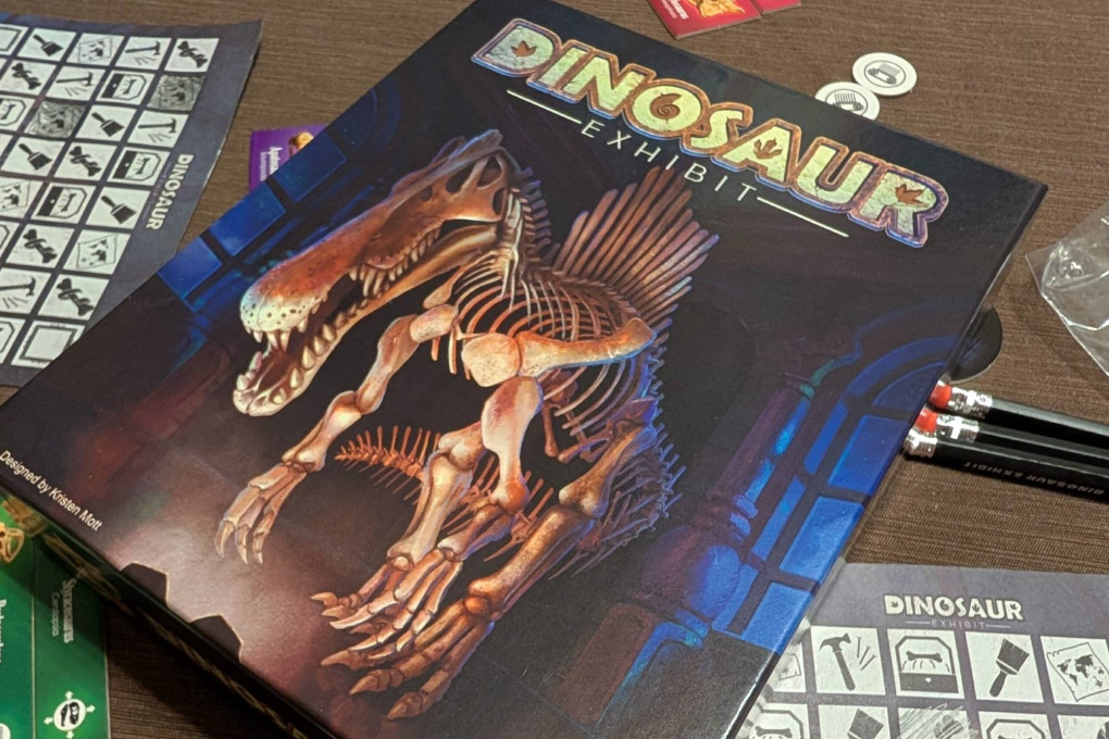 Dinosaur Exhibit game box and components