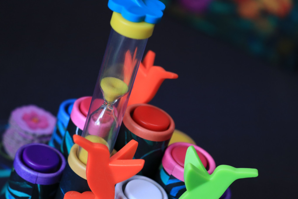 Hummingbirds timer with sand